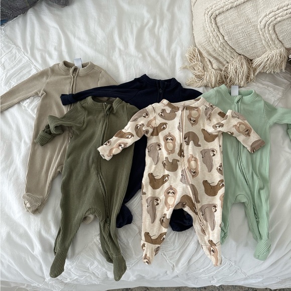 Newborn onesies (up to 7lbs) - Picture 1 of 6